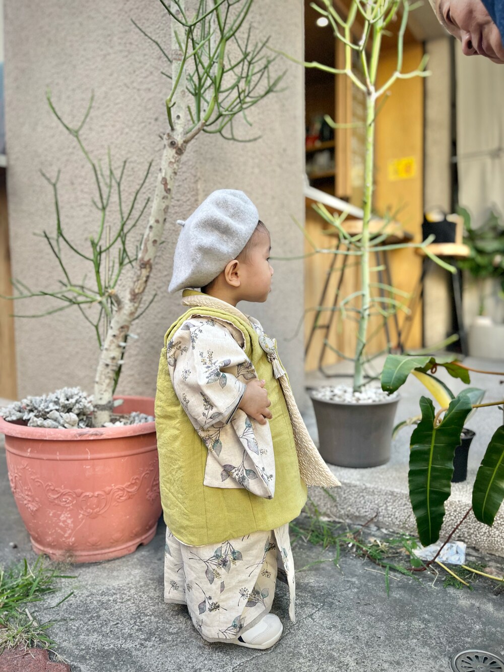 ホワイト系のスニーカー、ホワイト系のトップスを着用したキッズの冬コーディネートの3枚目の写真