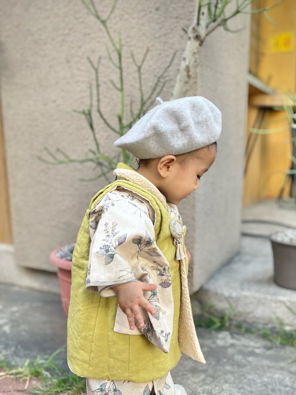 ホワイト系のスニーカー、ホワイト系のトップスを着用したキッズの冬コーディネートの4枚目の写真