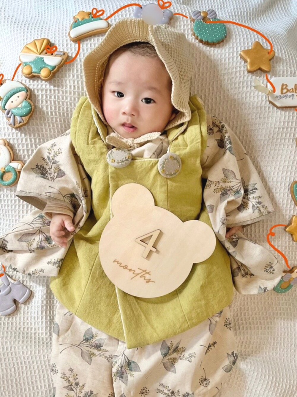 イエロー系のその他ベビーウェアを着用したキッズの冬コーディネートの2枚目の写真