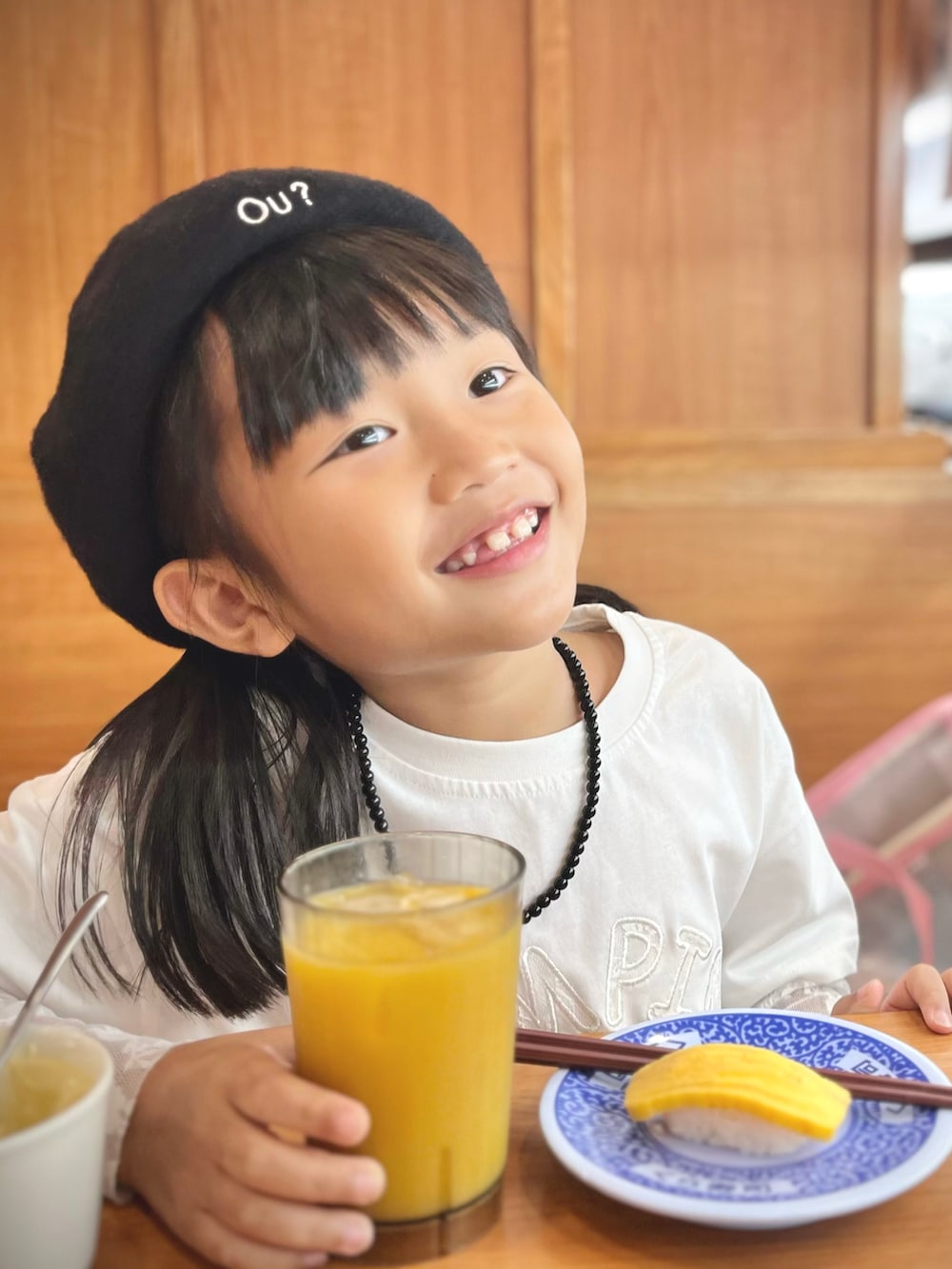 ブラック系のハンチング/ベレー帽を着用したレディースの秋コーディネートの3枚目の写真