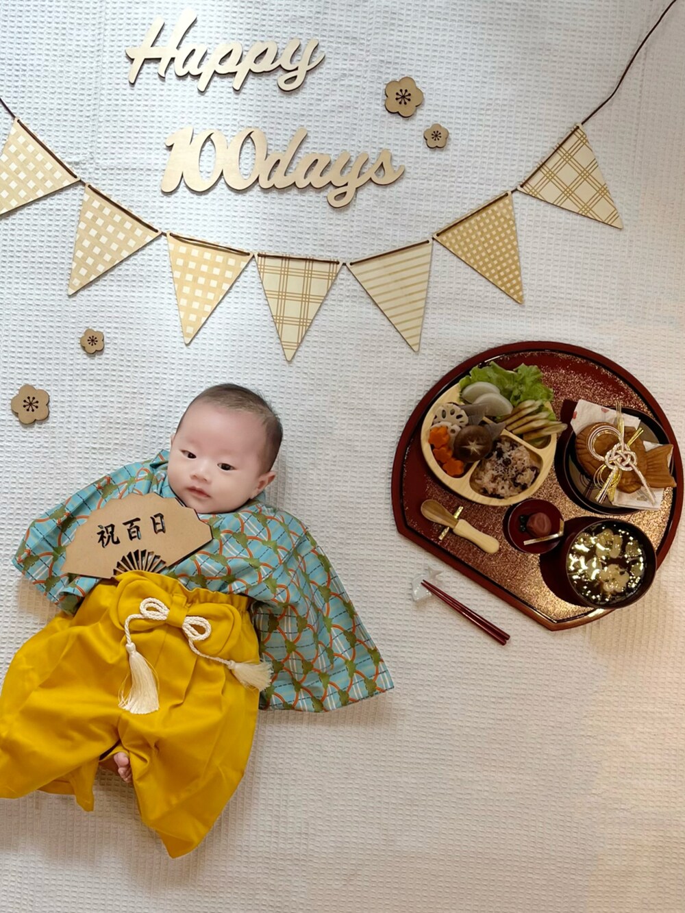 イエロー系のフォーマルスーツ/小物を着用したキッズの冬コーディネートの2枚目の写真