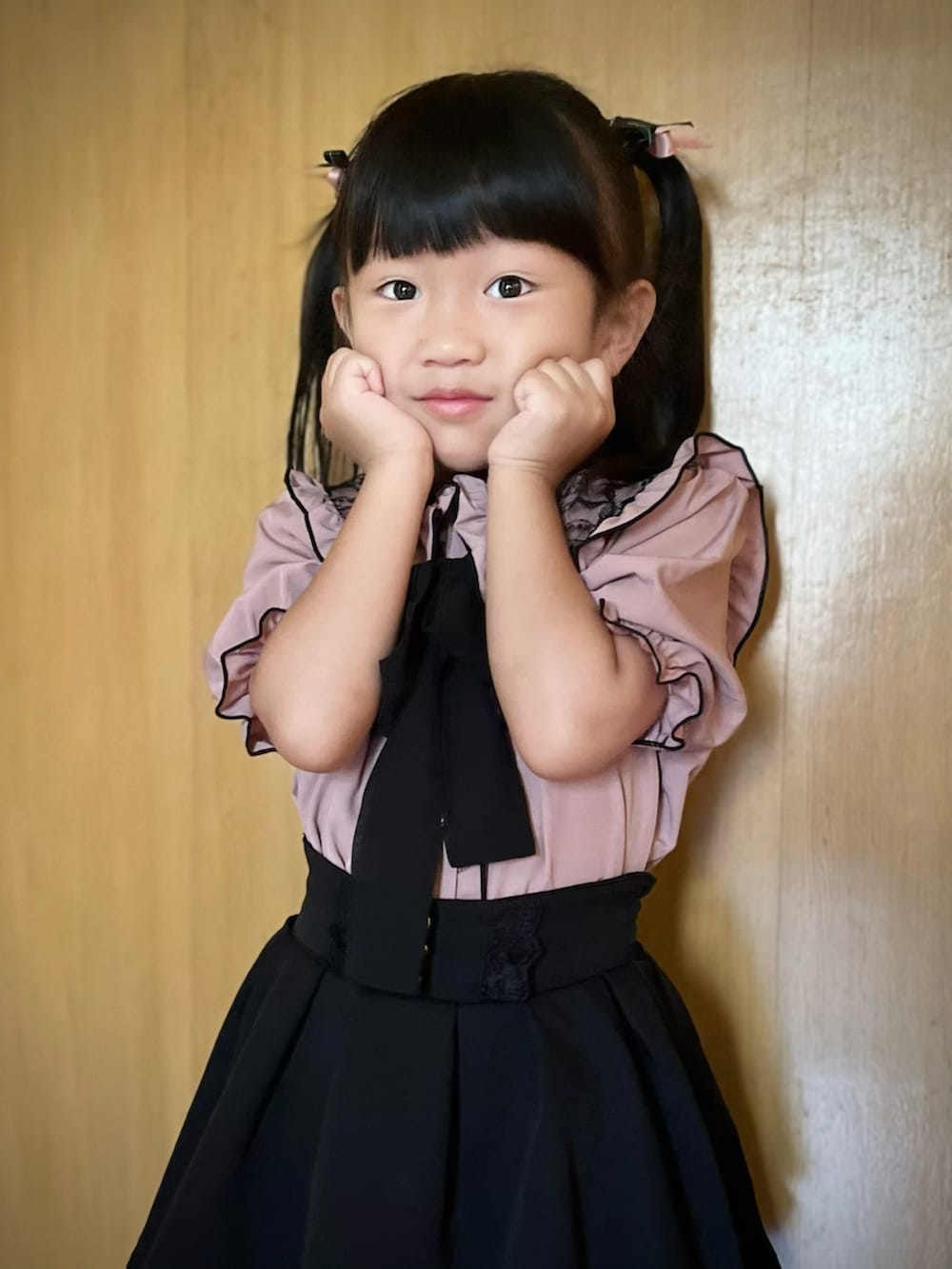 ピンク系のシャツ/ブラウス、ブラック系のスカートを着用したレディースの夏コーディネートの2枚目の写真