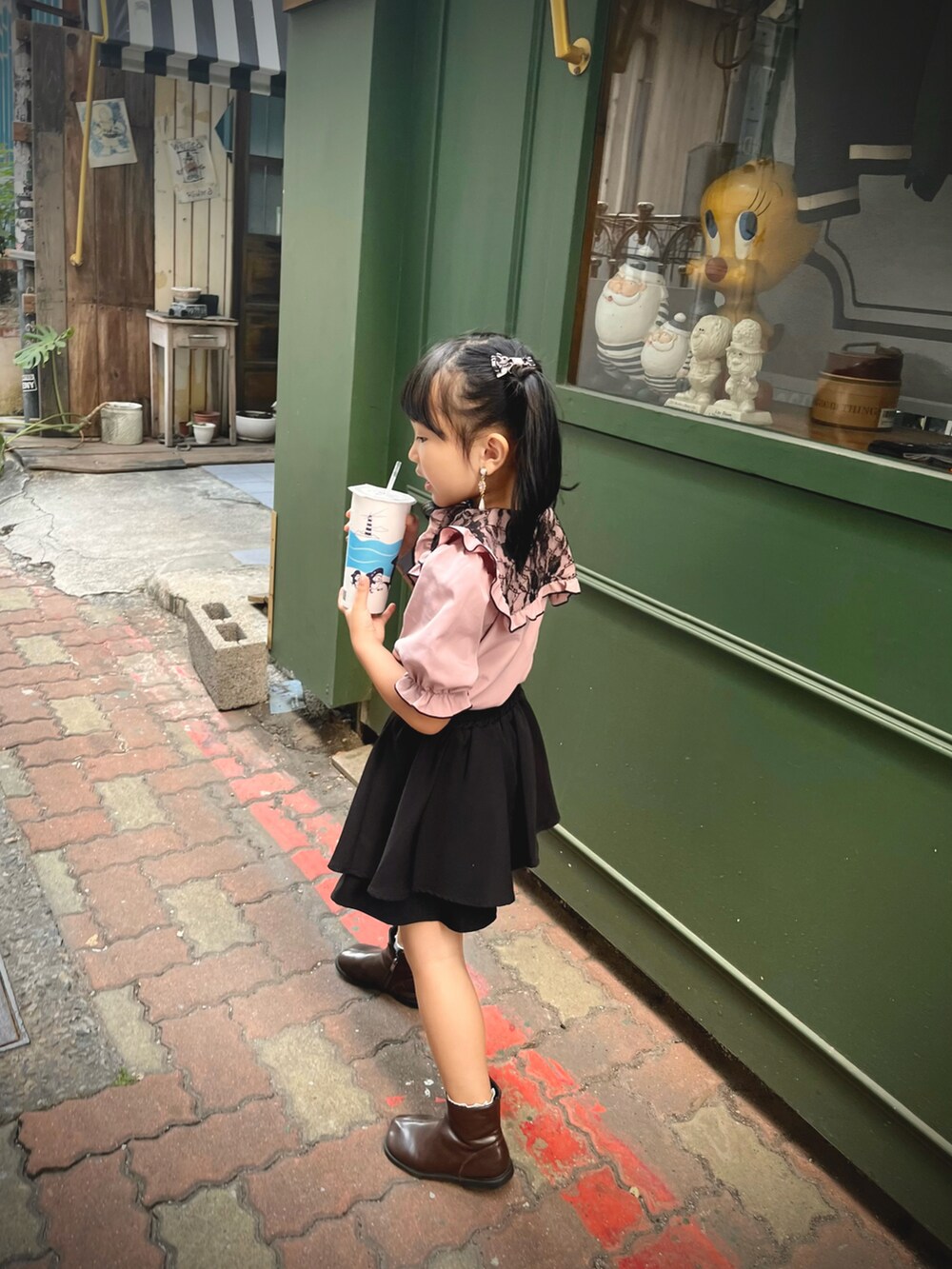 ピンク系のシャツ/ブラウス、ピンク系のバレッタ/ヘアクリップ、ピンク系のイヤリングを着用したレディースの秋コーディネートの3枚目の写真