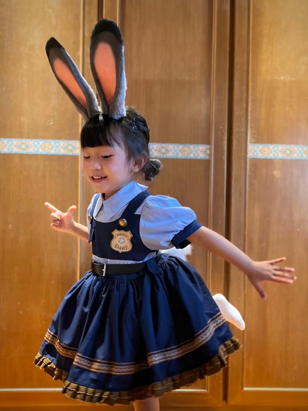 ブルー系のワンピース/ドレスを着用したレディースの夏コーディネートの2枚目の写真