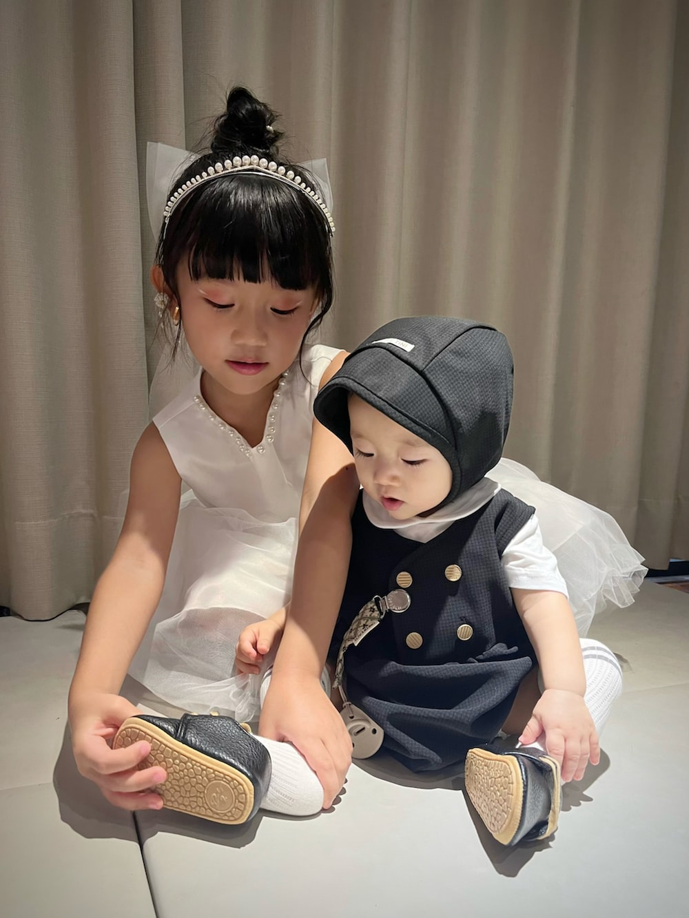 ホワイト系のイヤーカフを着用したキッズの夏コーディネートの3枚目の写真