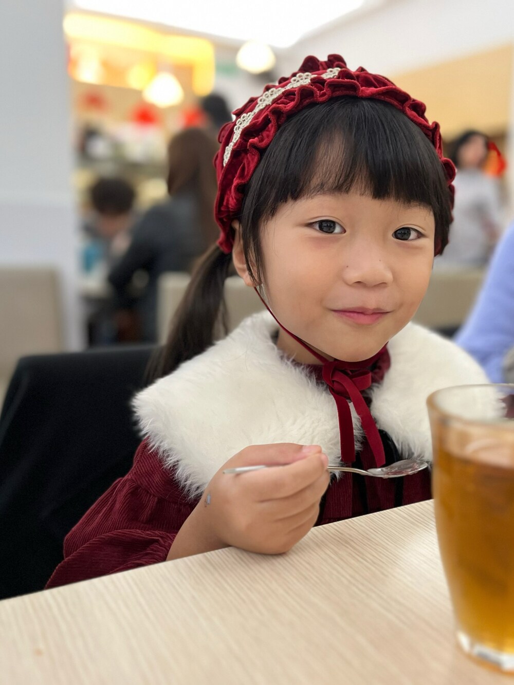 レッド系のカチューシャを着用したキッズの冬コーディネートの2枚目の写真