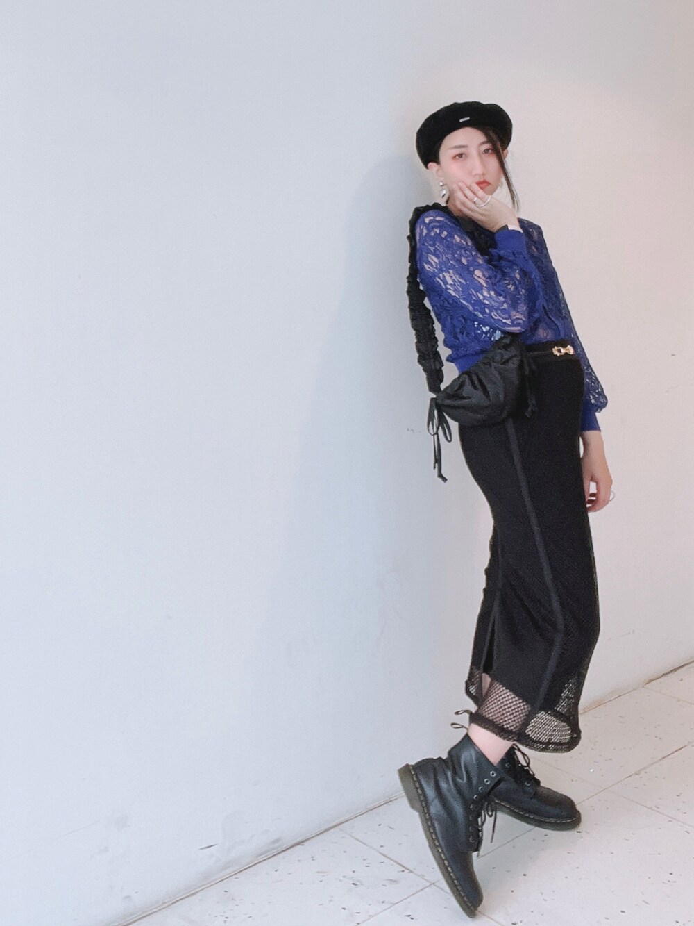 ブルー系のカーディガン/ボレロ、ブラック系のエコバッグ/サブバッグ、ブラック系のスカートを着用したレディースの春コーディネートの4枚目の写真