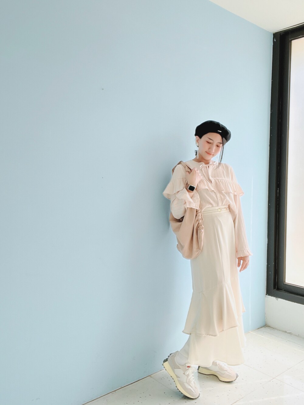 ピンク系のシャツ/ブラウス、ベージュ系のスカート、グレー系のスニーカーを着用したレディースの春コーディネートの3枚目の写真