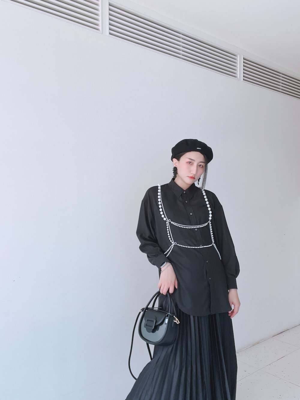 ブラック系のシャツ/ブラウス、ブラック系のスカート、ブラック系のハンチング/ベレー帽を着用したレディースの春コーディネートの2枚目の写真