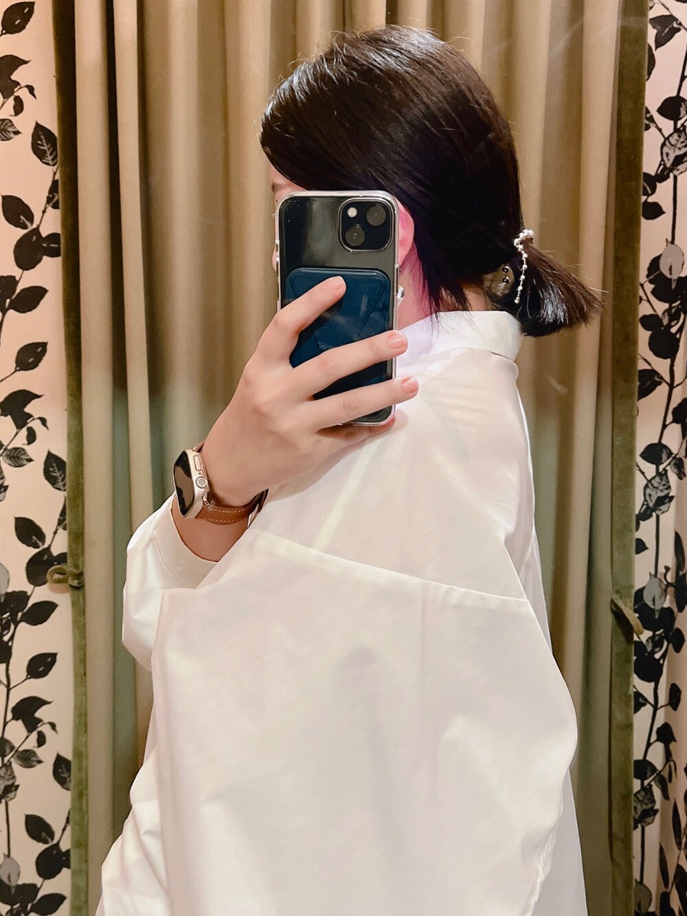 ホワイト系のチュニック、ブラウン系のスカート、ブラック系のブーツを着用したレディースの秋コーディネートの2枚目の写真