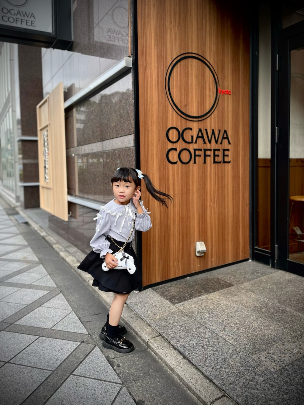 ブルー系のシャツ/ブラウス、ホワイト系のファッション雑貨を着用したレディースの夏コーディネートの2枚目の写真