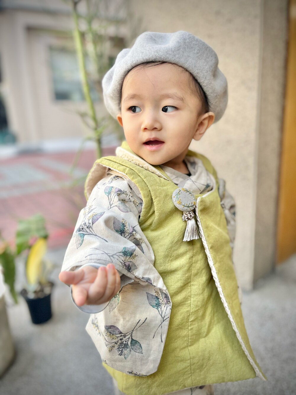 ホワイト系のスニーカー、ホワイト系のトップスを着用したキッズの冬コーディネートの5枚目の写真