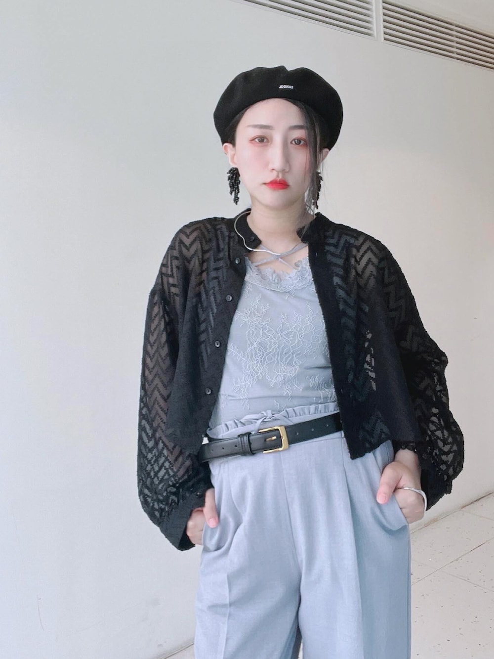 ブラック系のシャツ/ブラウス、ブルー系のその他パンツ、ブラック系のイヤリングを着用したレディースの春コーディネートの3枚目の写真