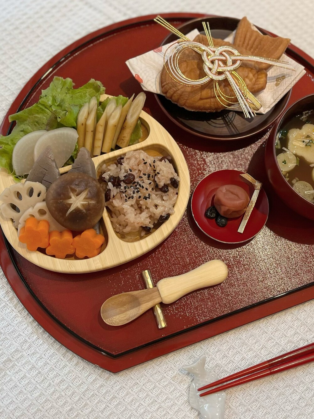 イエロー系のフォーマルスーツ/小物を着用したキッズの冬コーディネートの3枚目の写真