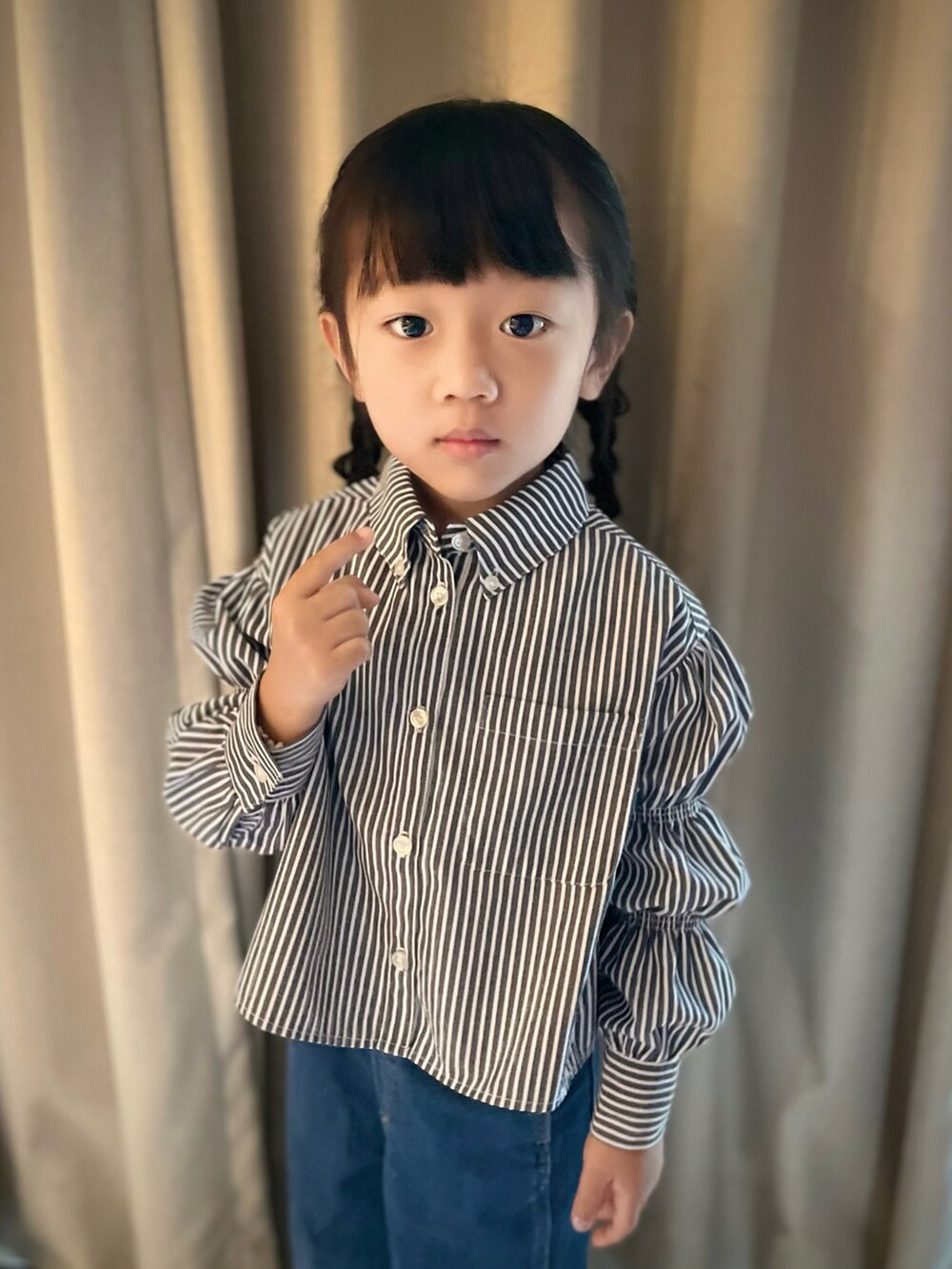 ブラック系のシャツ/ブラウスを着用したレディースの春コーディネートの2枚目の写真