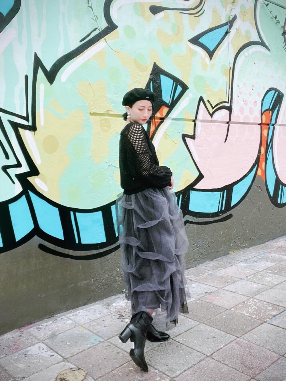 ブラック系のカーディガン/ボレロ、ブラック系のブーツ、ブラック系のハンチング/ベレー帽を着用したレディースの春コーディネートの2枚目の写真