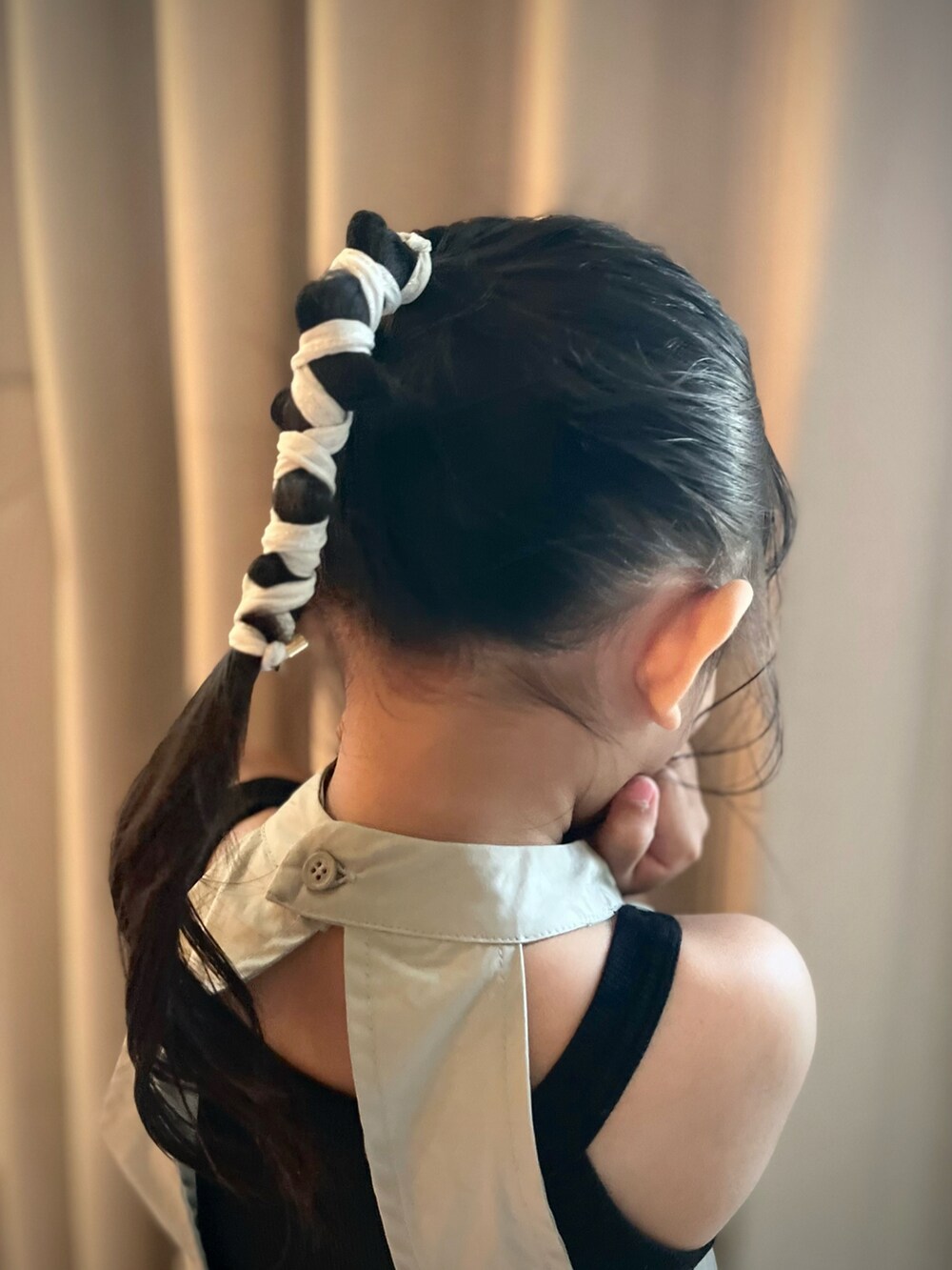 グリーン系のワンピース、ブラック系のスニーカー、グリーン系のヘアアクセサリーを着用したレディースの夏コーディネートの3枚目の写真