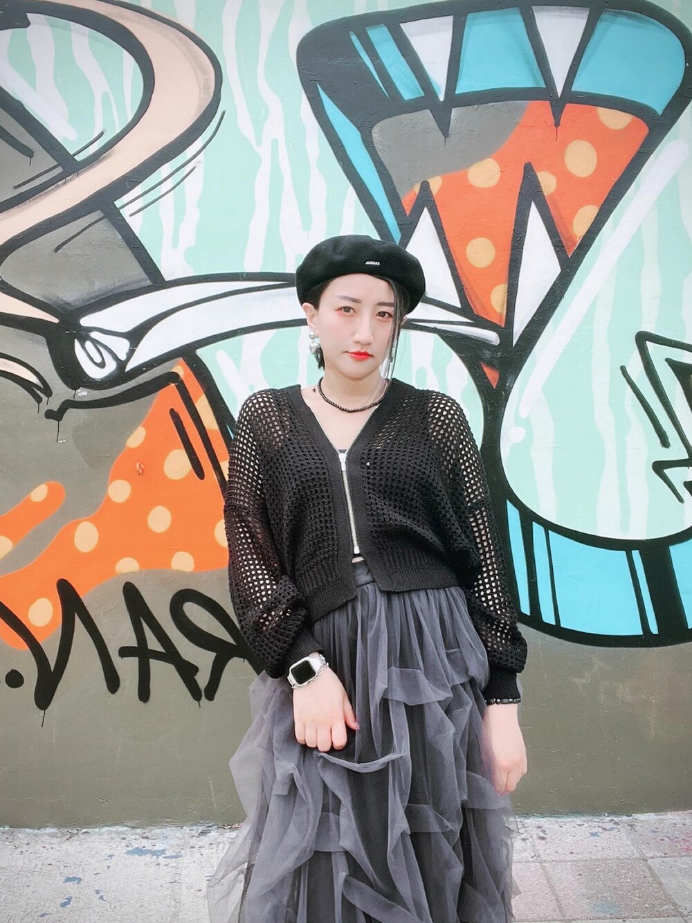 ブラック系のカーディガン/ボレロ、ブラック系のブーツ、ブラック系のハンチング/ベレー帽を着用したレディースの春コーディネートの4枚目の写真