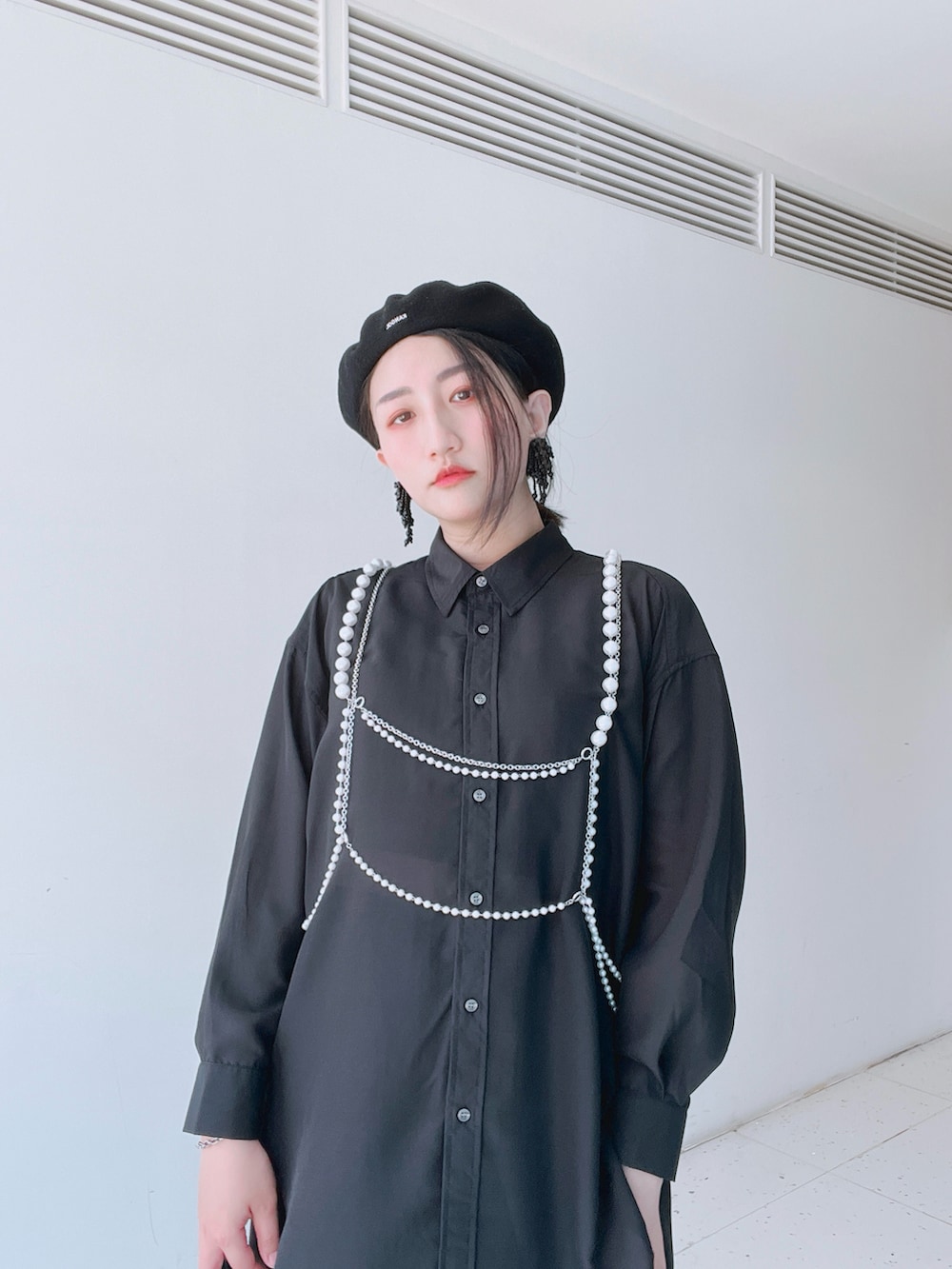 ブラック系のシャツ/ブラウス、ブラック系のスカート、ブラック系のハンチング/ベレー帽を着用したレディースの春コーディネートの5枚目の写真