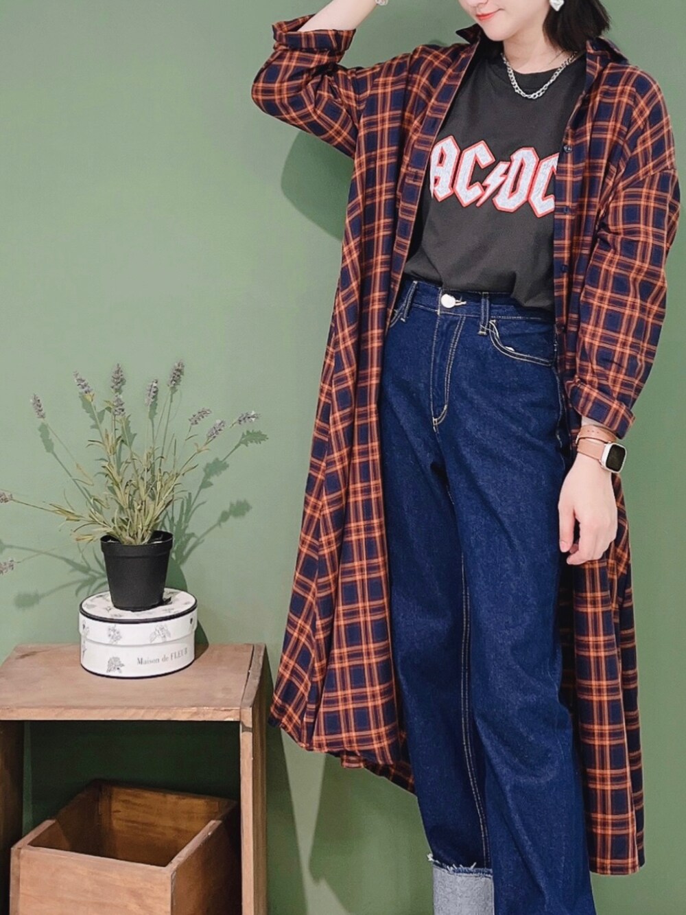 オレンジ系のシャツワンピース、グレー系のTシャツ/カットソー、ブルー系のデニムパンツを着用したレディースの秋コーディネートの2枚目の写真