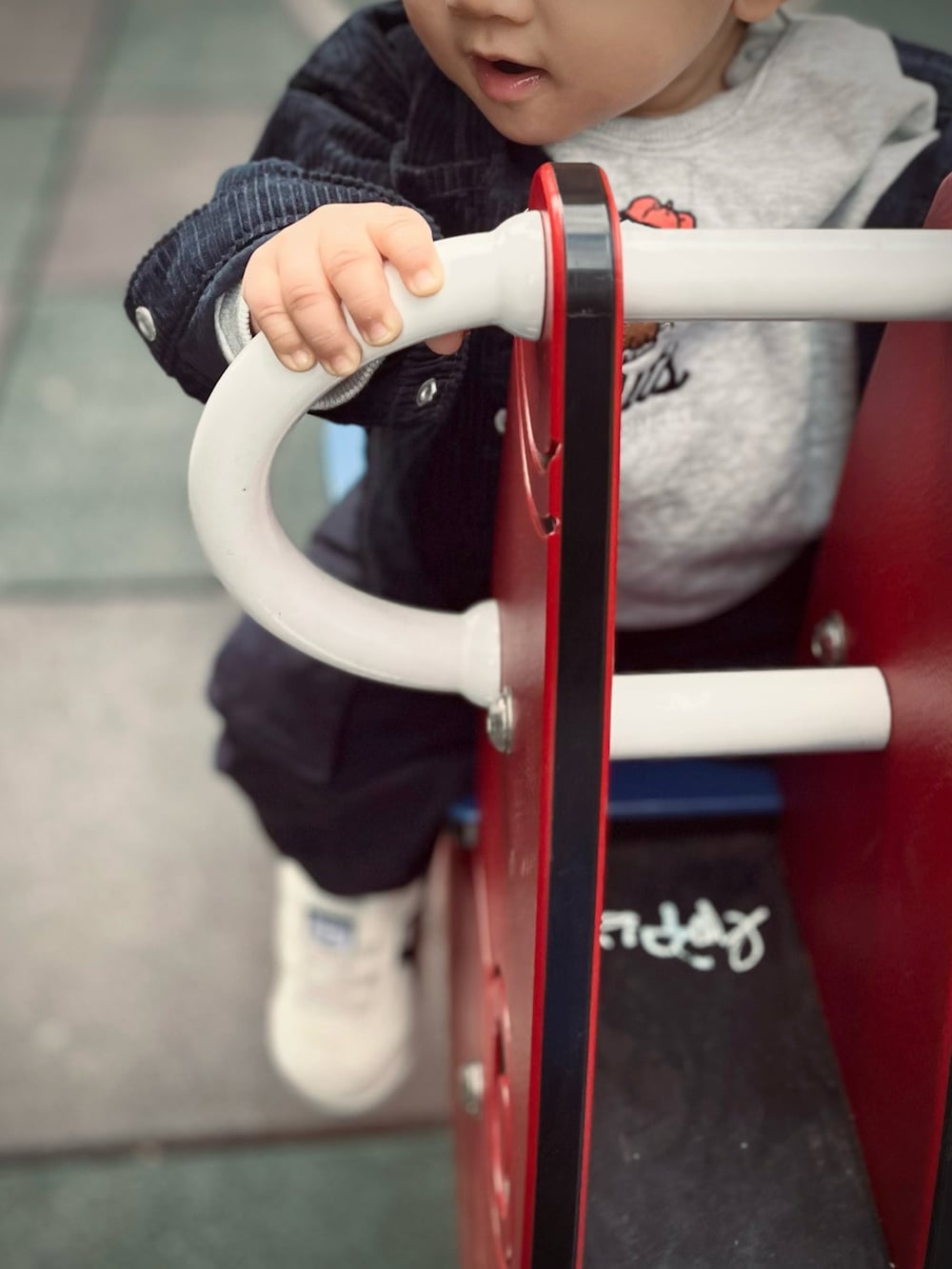 ブルー系のジャケット/アウター、ブルー系のパンツ、ホワイト系のスニーカーを着用したレディースの冬コーディネートの3枚目の写真