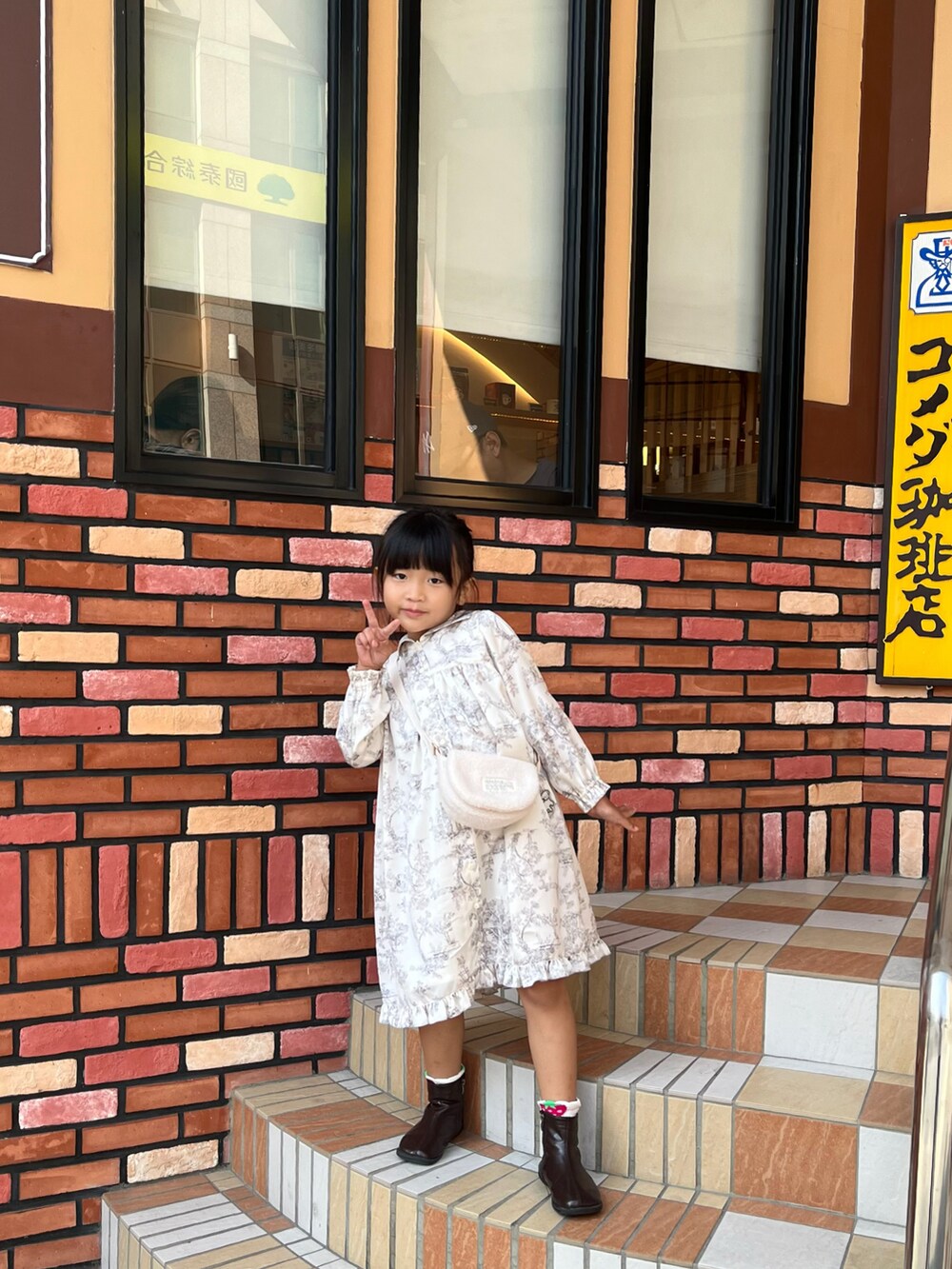 ホワイト系のワンピース、ホワイト系のショルダーバッグを着用したレディースの秋コーディネートの2枚目の写真