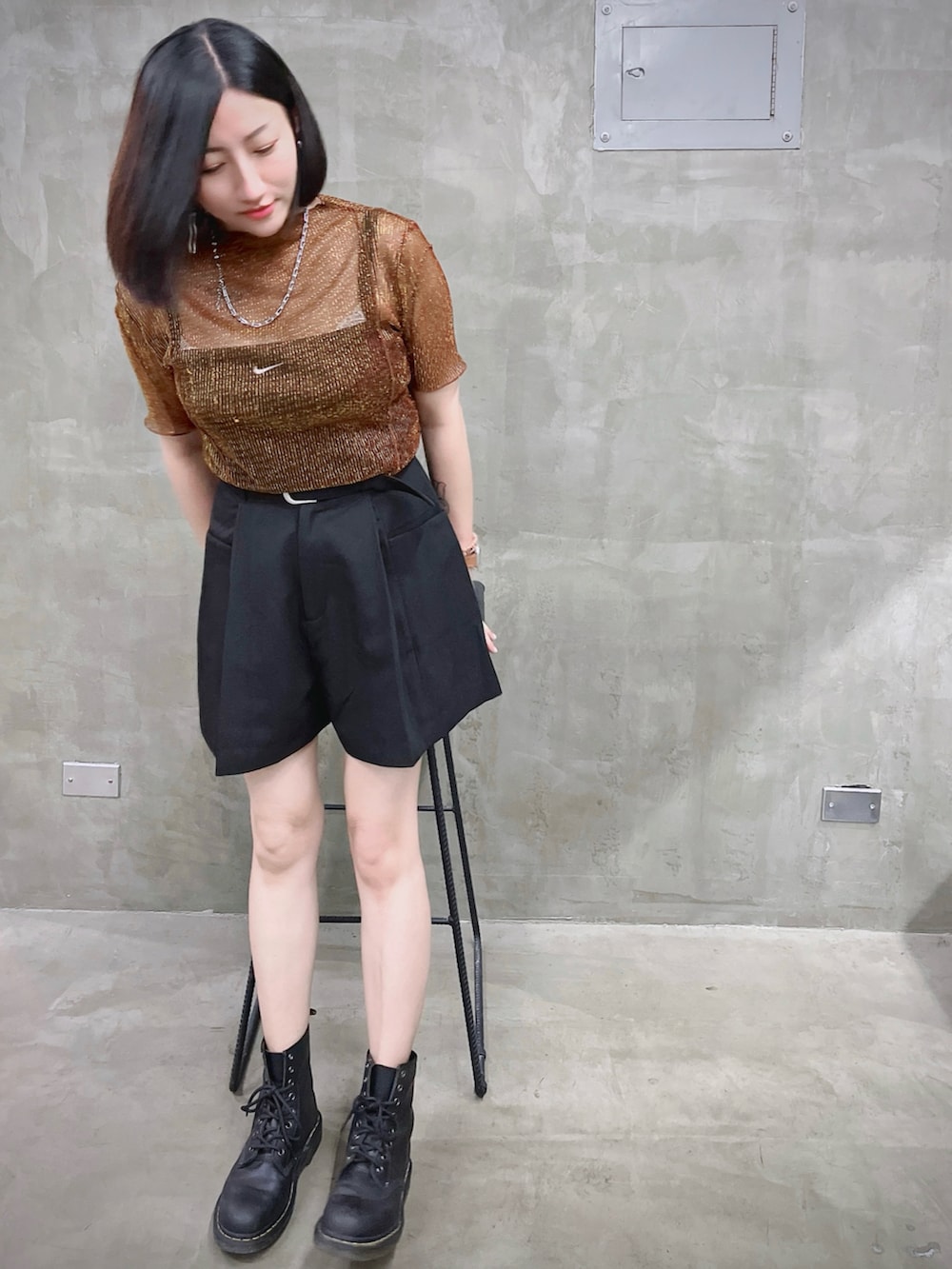 オレンジ系のTシャツ/カットソー、ブラック系のその他パンツを着用したレディースの秋コーディネートの4枚目の写真