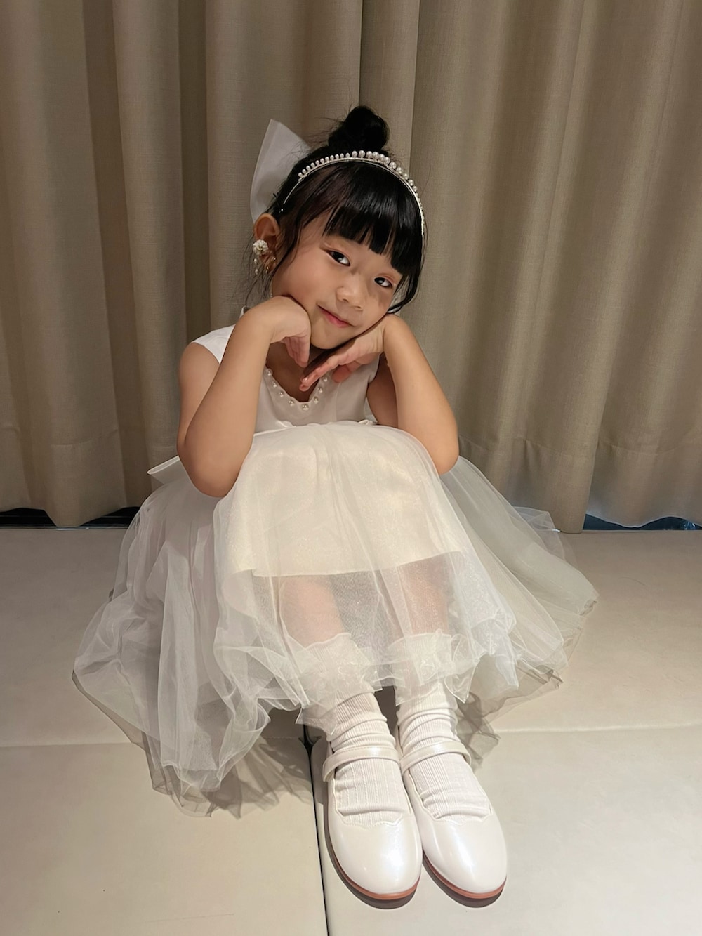 ホワイト系のイヤーカフを着用したキッズの夏コーディネートの4枚目の写真