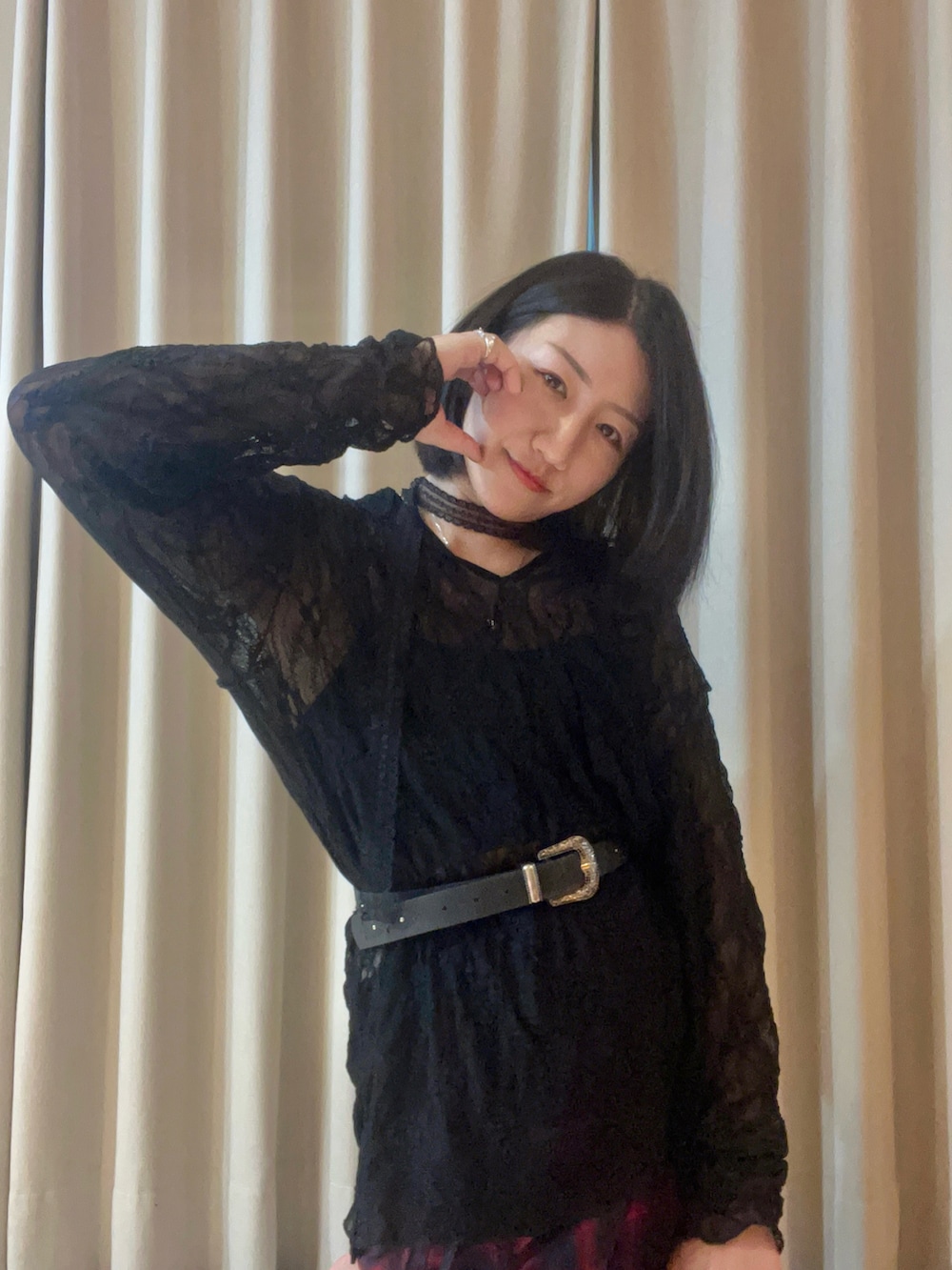 ブラック系のTシャツ/カットソー、レッド系のスカート、ブラック系のベルトを着用したレディースの夏コーディネートの3枚目の写真
