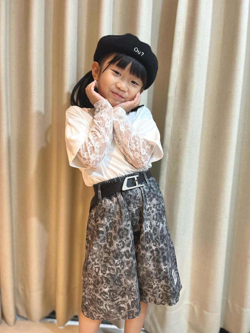 ブラック系のハンチング/ベレー帽を着用したレディースの秋コーディネートの2枚目の写真