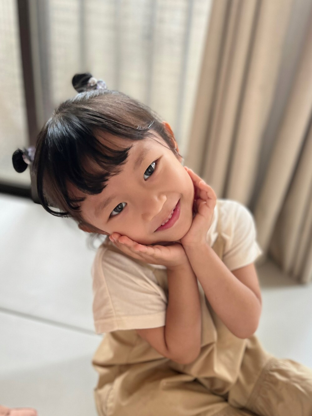 ベージュ系のワンピース/ドレス、ホワイト系のTシャツ/カットソー、パープル系のヘアゴムを着用したレディースの夏コーディネートの2枚目の写真