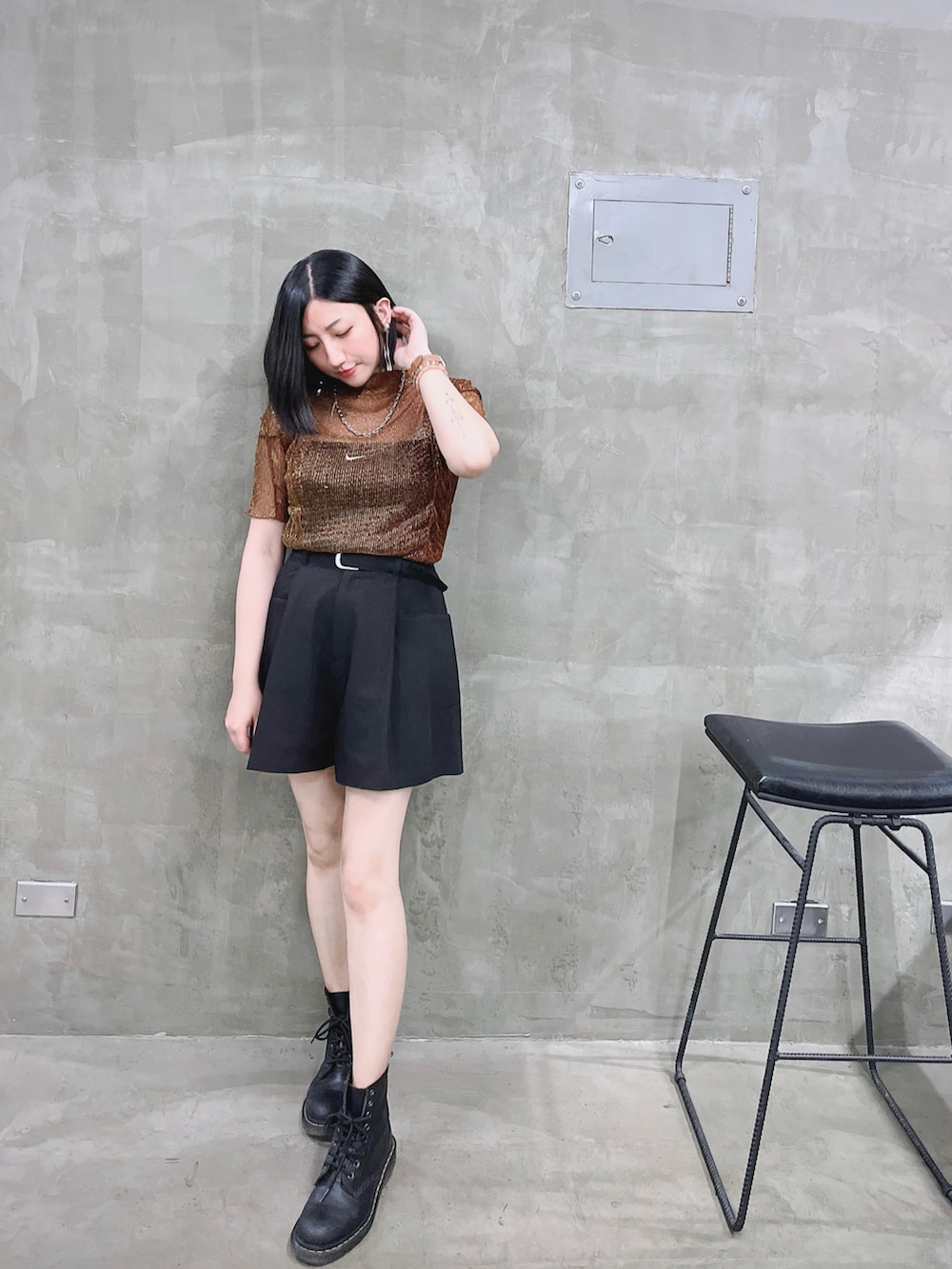 オレンジ系のTシャツ/カットソー、ブラック系のその他パンツを着用したレディースの秋コーディネートの2枚目の写真