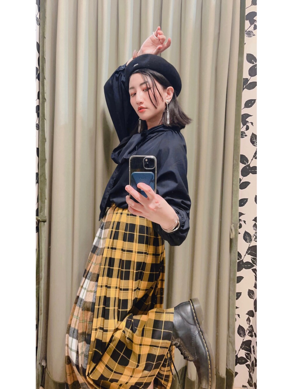 ブラック系のシャツ/ブラウス、イエロー系のスカート、ブラック系のハンチング/ベレー帽を着用したレディースの秋コーディネートの3枚目の写真