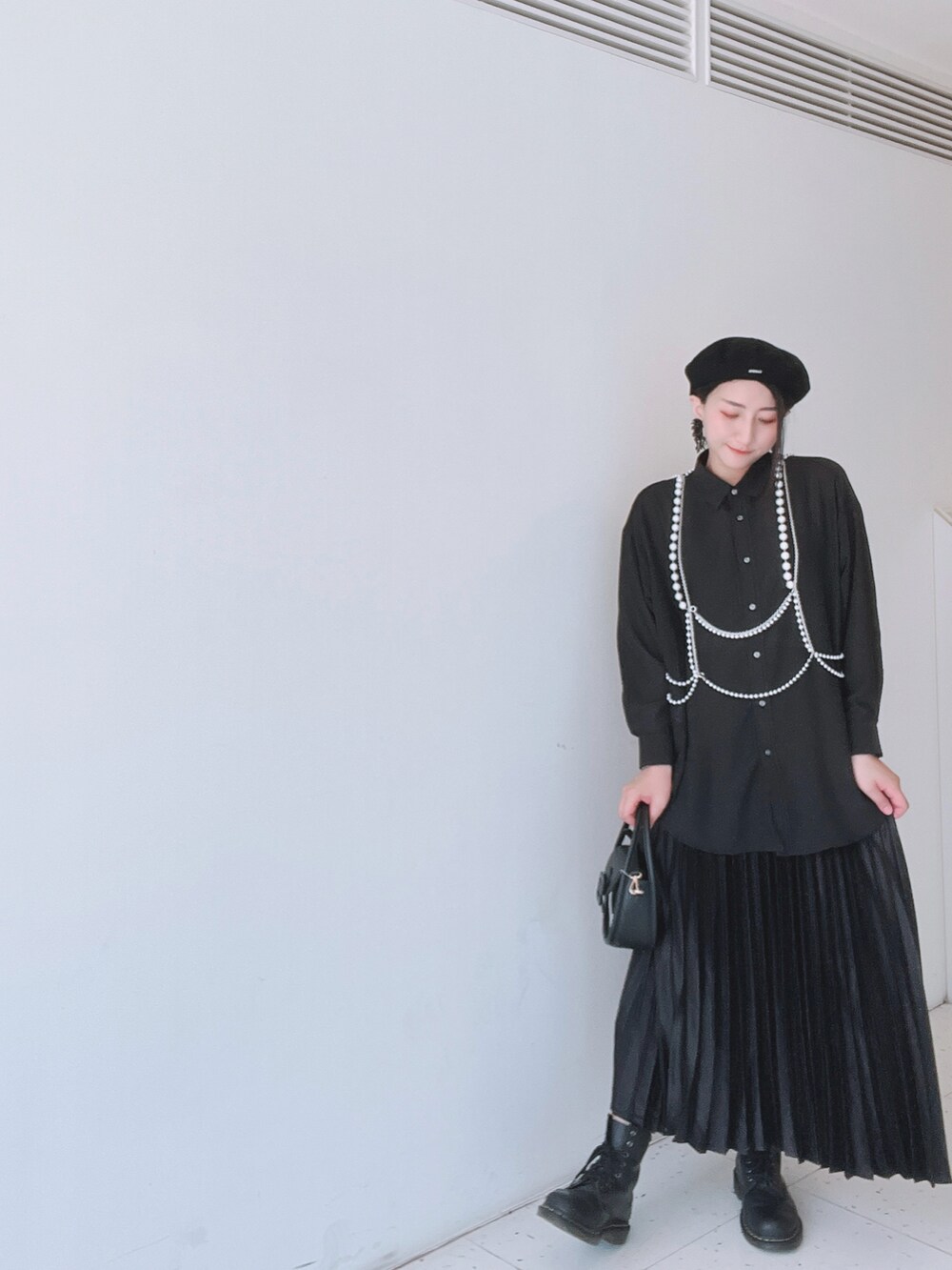 ブラック系のシャツ/ブラウス、ブラック系のスカート、ブラック系のハンチング/ベレー帽を着用したレディースの春コーディネートの3枚目の写真