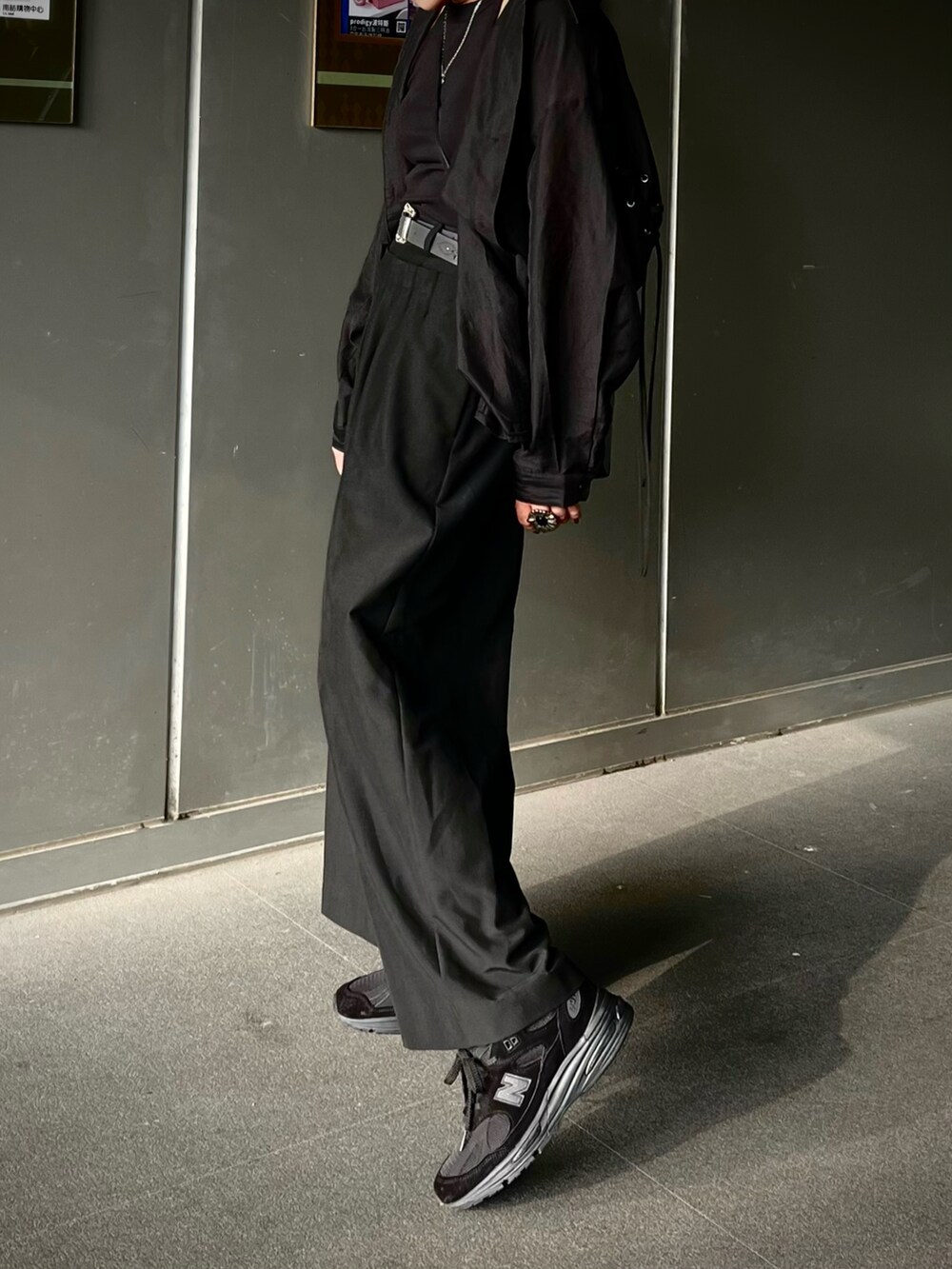 ブラック系のその他パンツ、ブラック系のスニーカー、ブラック系のチューブトップを着用したレディースの秋コーディネートの2枚目の写真