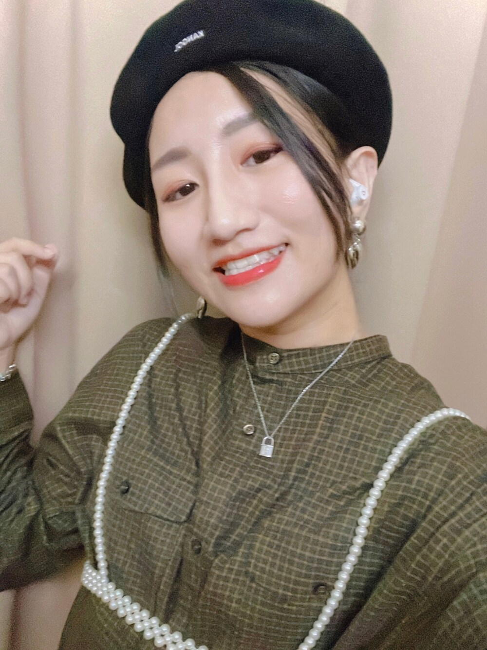 ブラック系のシャツワンピース、ブラック系のハンチング/ベレー帽、ホワイト系のヘッドフォン/イヤホンを着用したレディースの秋コーディネートの2枚目の写真