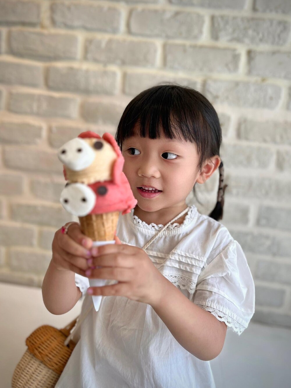 ベージュ系のその他ヘアアクセサリーを着用したレディースの夏コーディネートの2枚目の写真