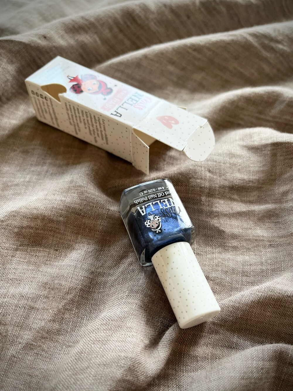 グレー系のTシャツ/カットソー、ブルー系のマニキュア/ジェルネイルを着用したレディースの秋コーディネートの2枚目の写真