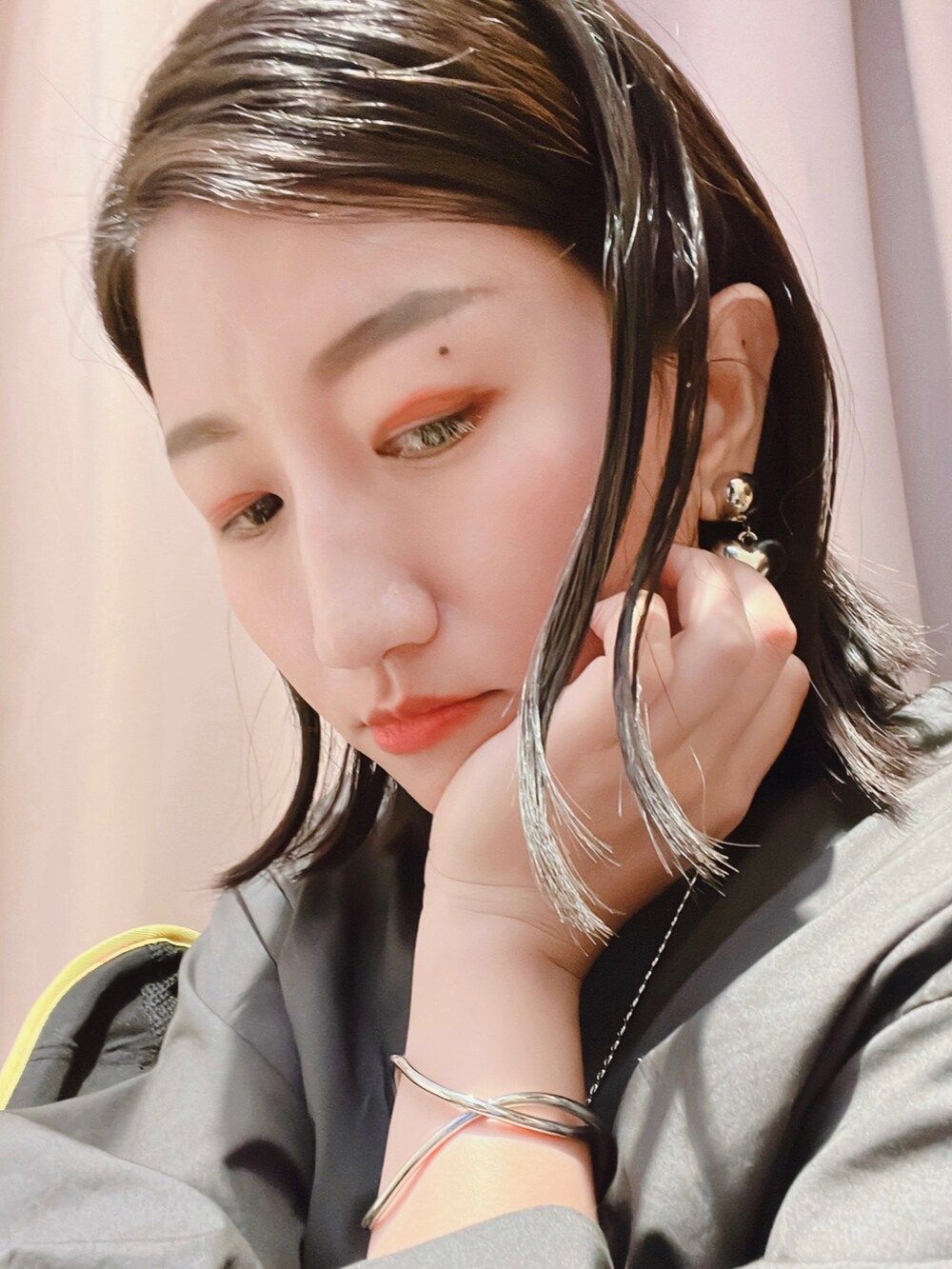 グレー系のシャツ/ブラウス、ベージュ系のベスト、シルバー系のイヤリングを着用したレディースの秋コーディネートの3枚目の写真