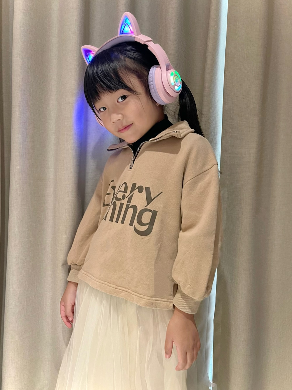 ピンク系のヘッドフォン/イヤホンを着用したキッズの冬コーディネートの2枚目の写真