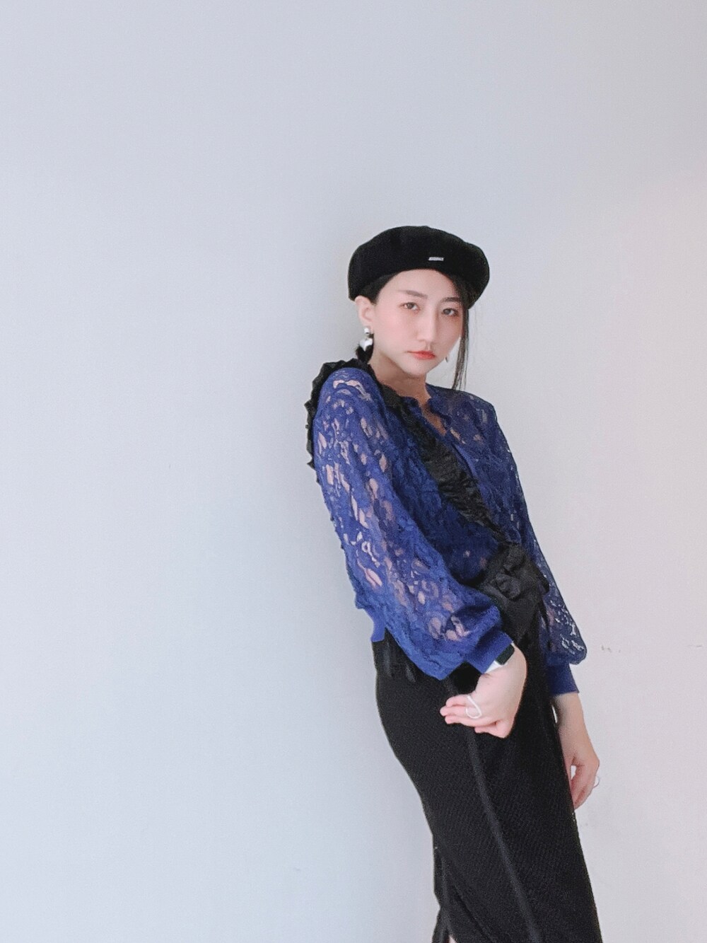 ブルー系のカーディガン/ボレロ、ブラック系のエコバッグ/サブバッグ、ブラック系のスカートを着用したレディースの春コーディネートの3枚目の写真