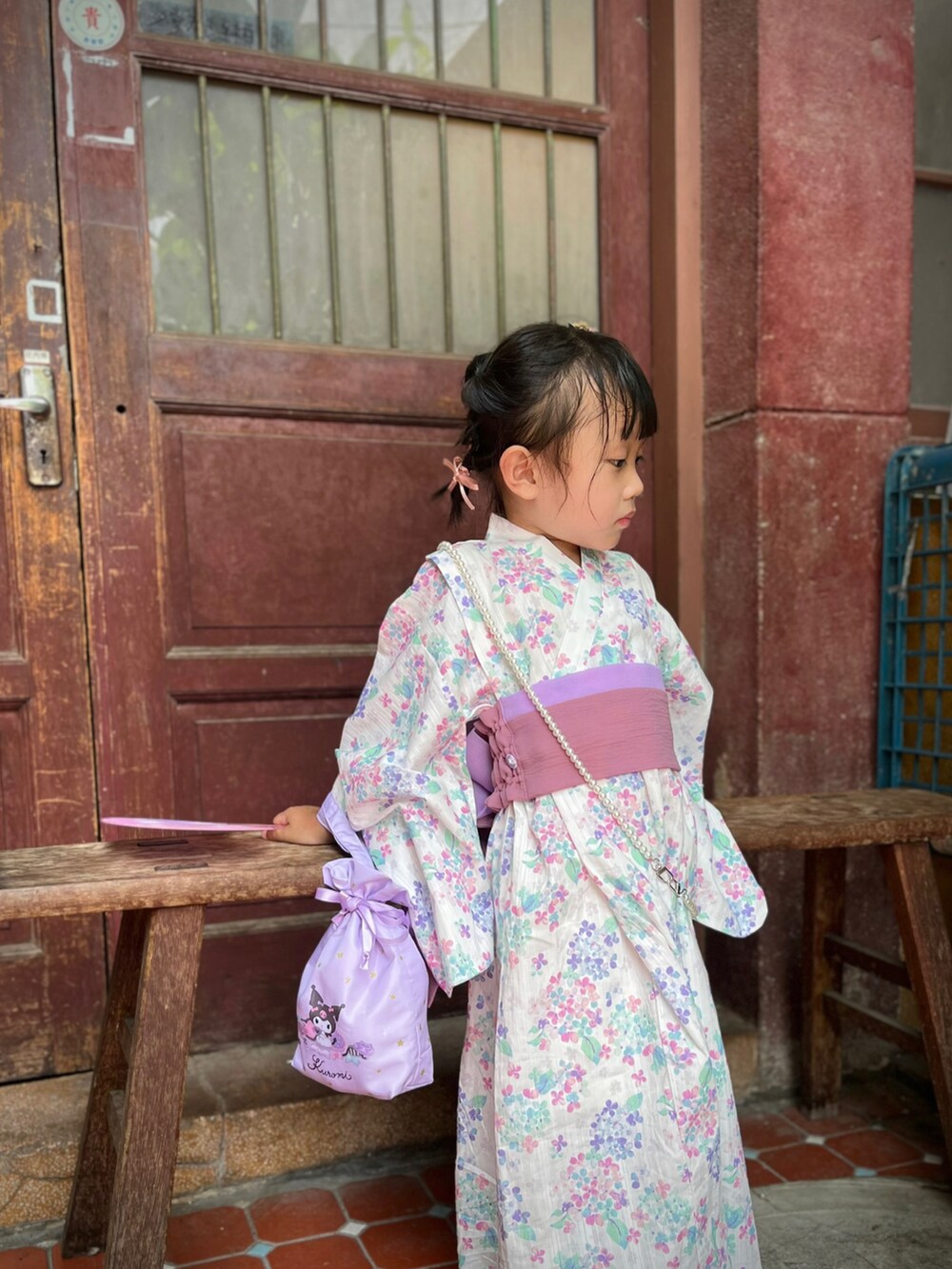 ホワイト系のワンピース、ピンク系の扇子/うちわを着用したレディースの夏コーディネートの2枚目の写真