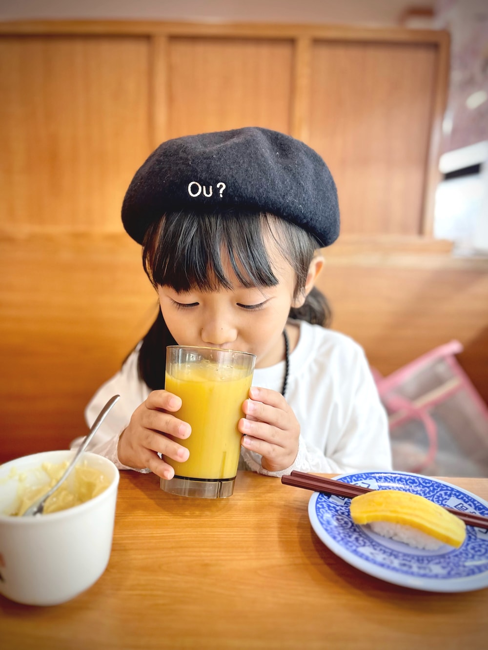 ブラック系のハンチング/ベレー帽を着用したレディースの秋コーディネートの5枚目の写真