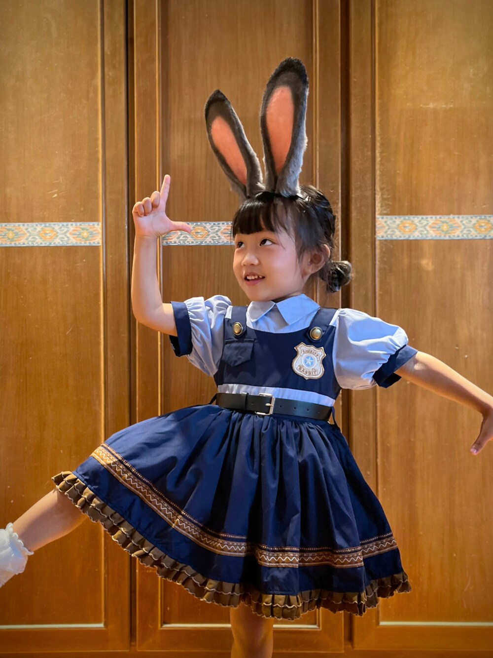ブルー系のワンピース/ドレスを着用したレディースの夏コーディネートの5枚目の写真