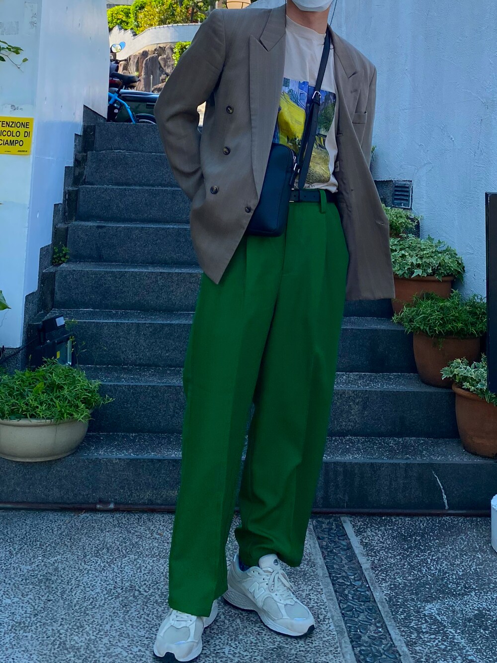 ベージュ系のテーラードジャケット、ホワイト系のTシャツ/カットソー、ブラック系のショルダーバッグを着用したメンズの春コーディネートの2枚目の写真