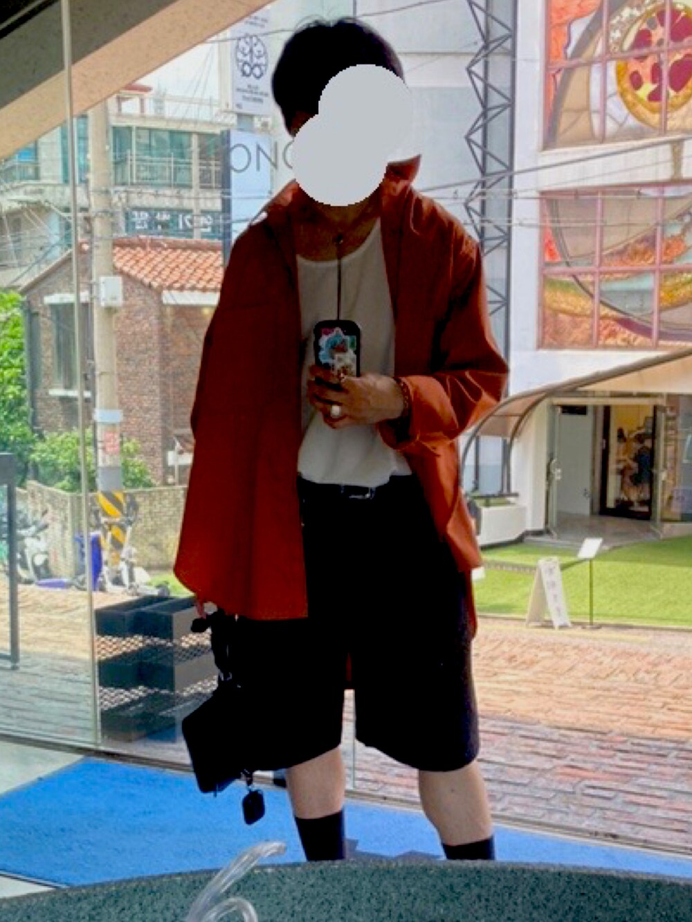 オレンジ系のシャツ/ブラウス、ブラック系のショルダーバッグ、ブラック系のその他パンツを着用したメンズの夏コーディネートの2枚目の写真