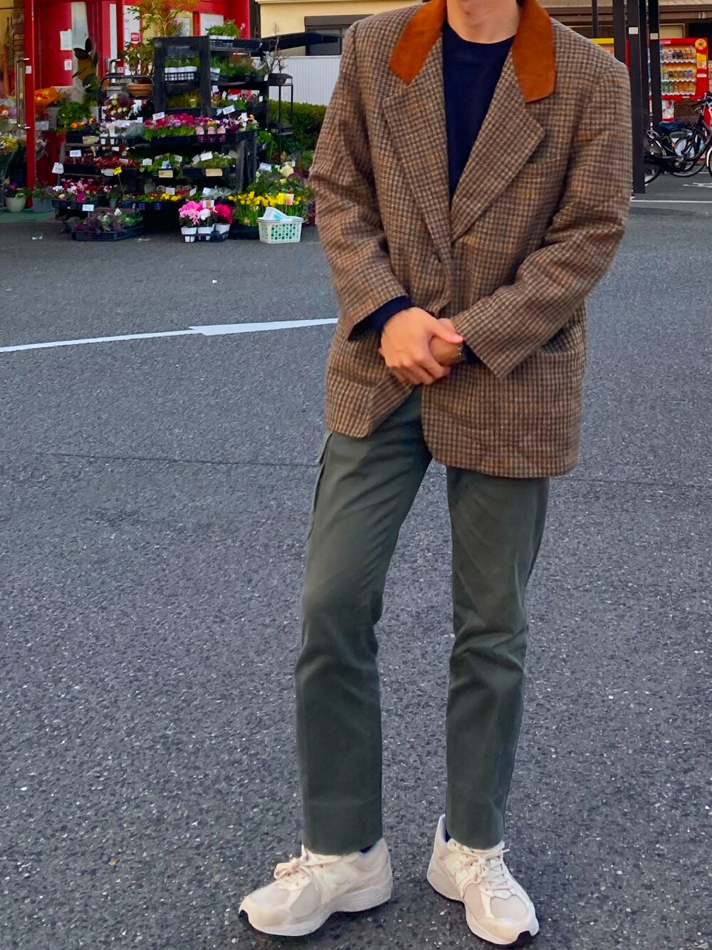 ブラウン系のテーラードジャケット、グリーン系のカーゴパンツ、ベージュ系のスニーカーを着用したメンズの冬コーディネートの2枚目の写真