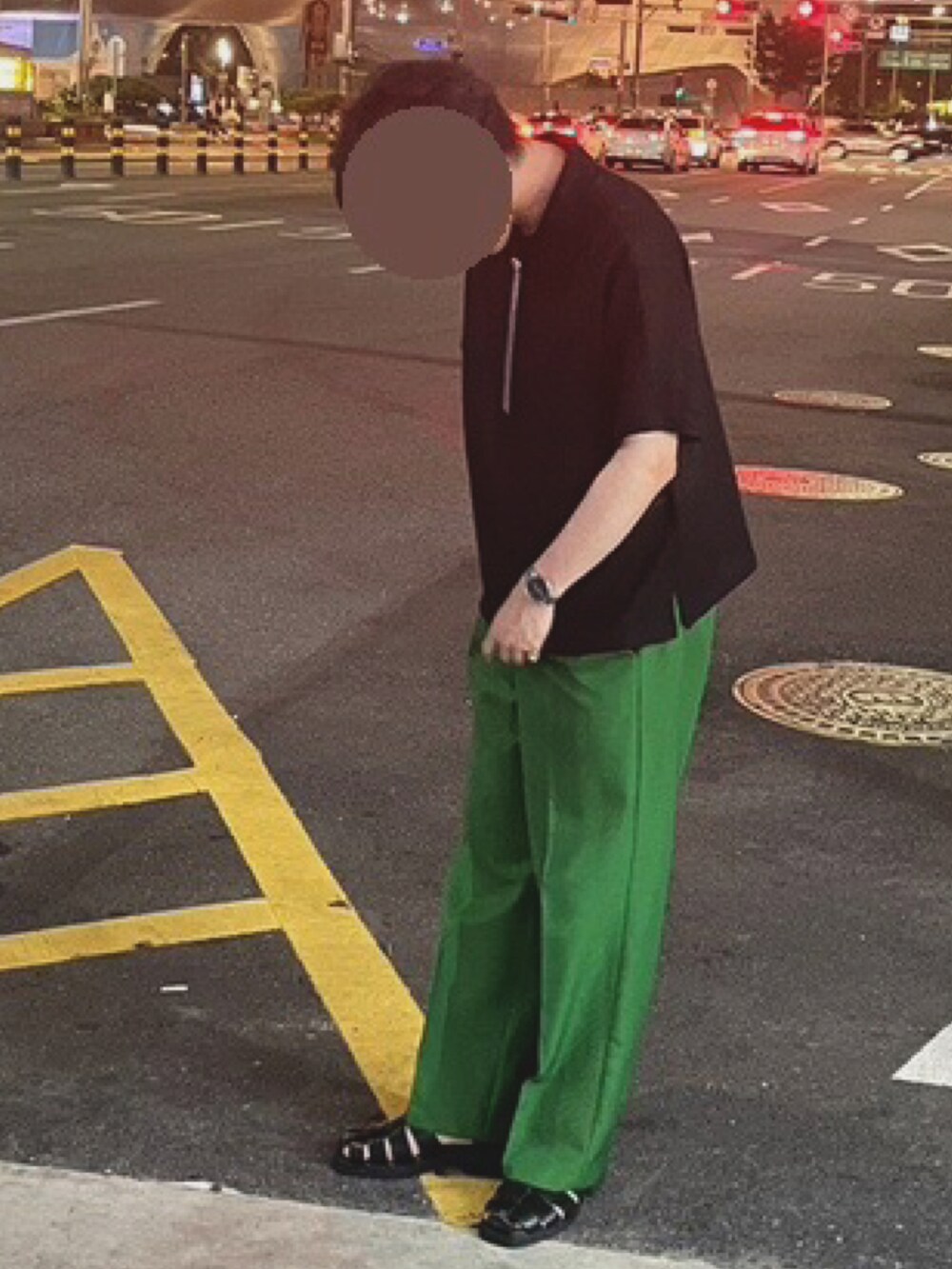 ブラック系のポロシャツ、グリーン系のスラックス、ブラック系のサンダルを着用したメンズの夏コーディネートの2枚目の写真