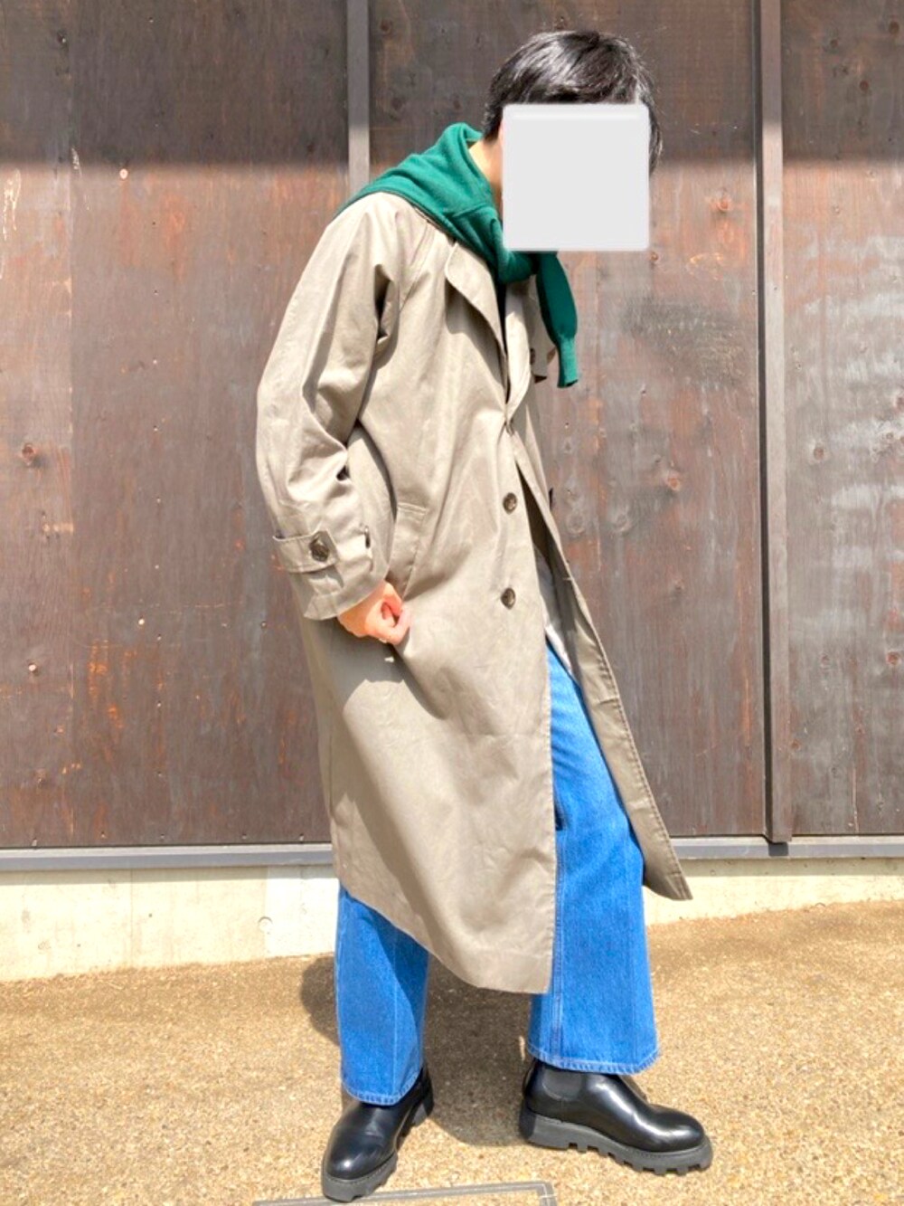 ブラック系のブーツ、ブルー系のデニムパンツ、ブラウン系のトレンチコートを着用したメンズの春コーディネートの2枚目の写真