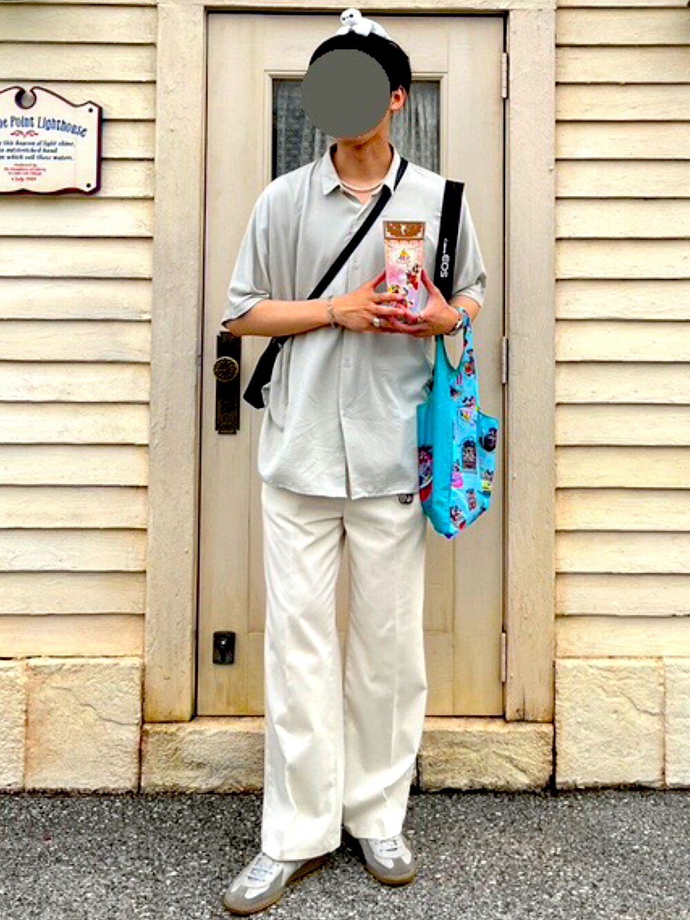 ベージュ系のシャツ/ブラウス、ホワイト系のスラックス、その他のスニーカーを着用したメンズの夏コーディネートの2枚目の写真